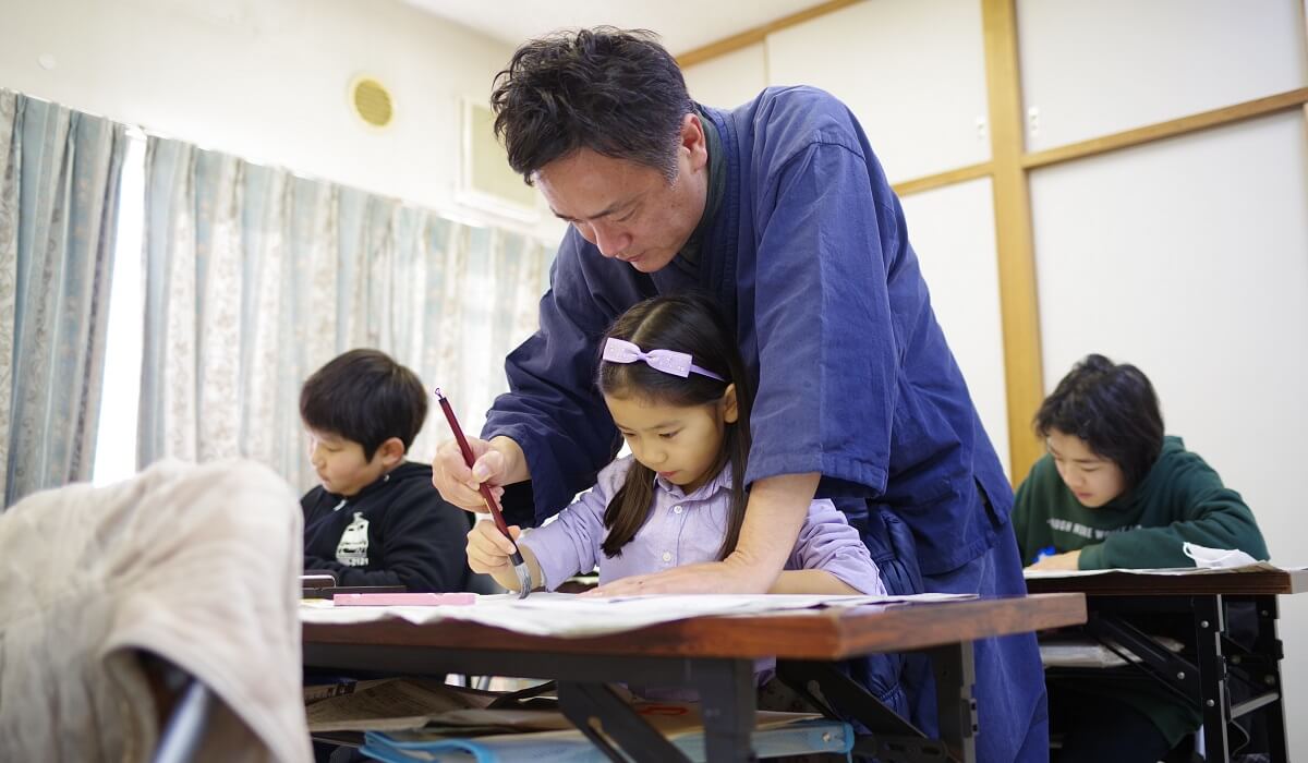 子どもに書道を教える和田華仙氏