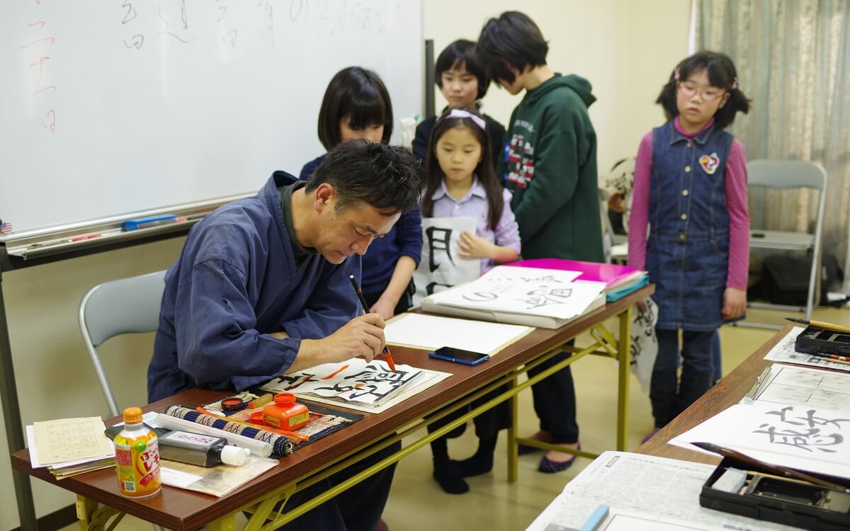 子どもの字に赤を入れる和田華仙氏