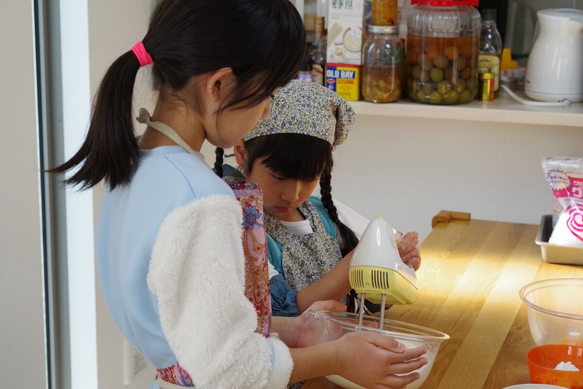 「RK Kitchen」でお菓子をつくる女の子