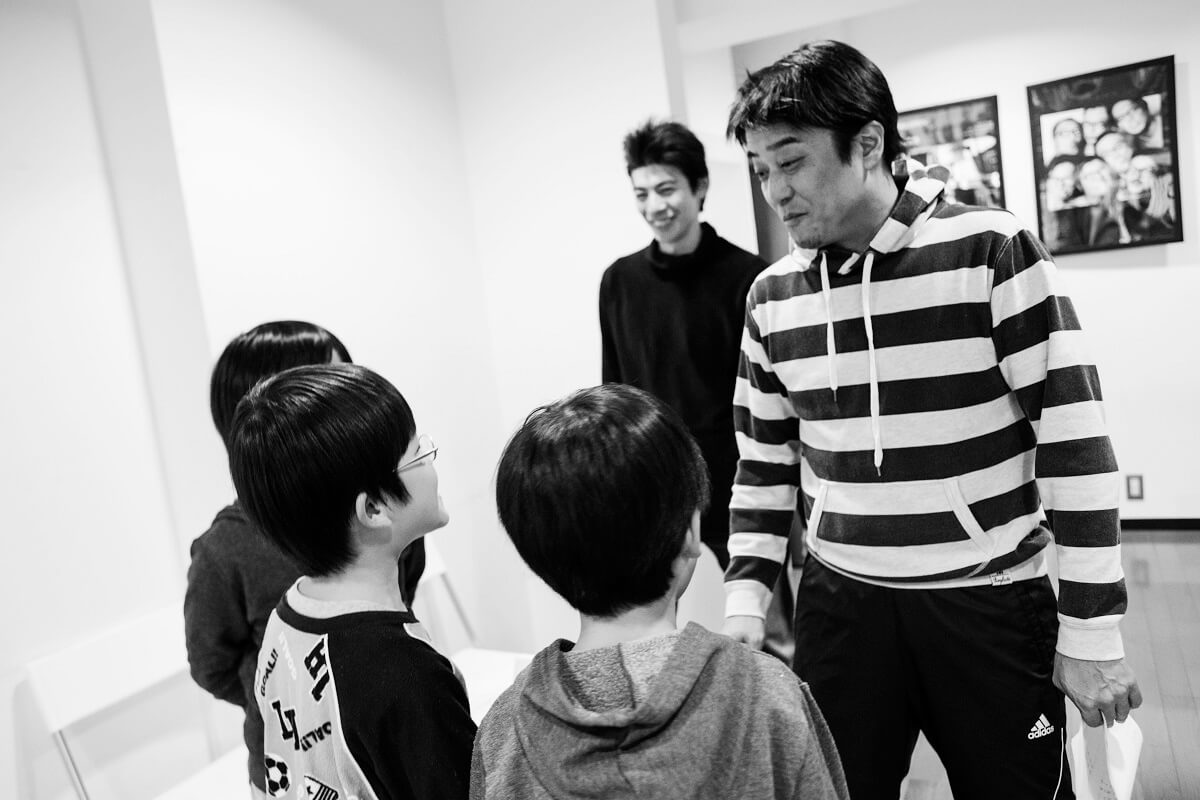 子どもたちに囲まれる坂上忍氏