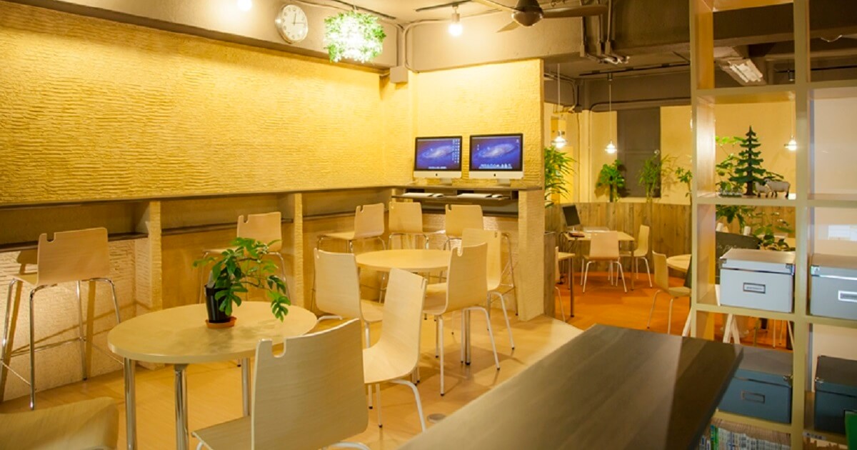 やわらかい照明に照らされたENGLISH COMPANYスタジオ