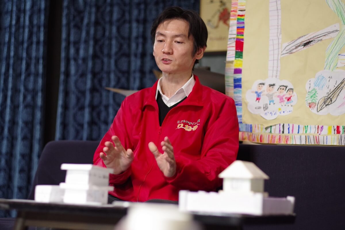 生徒について語る當原容一郎氏